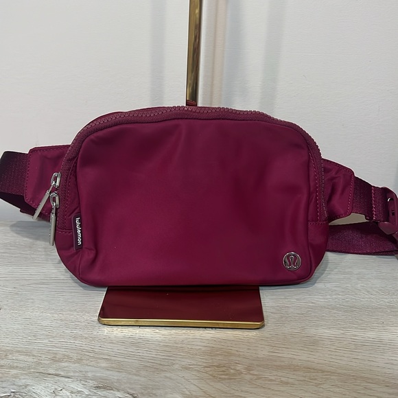 Lululemon Everywhere Belt Bag - Picture 2 of 6